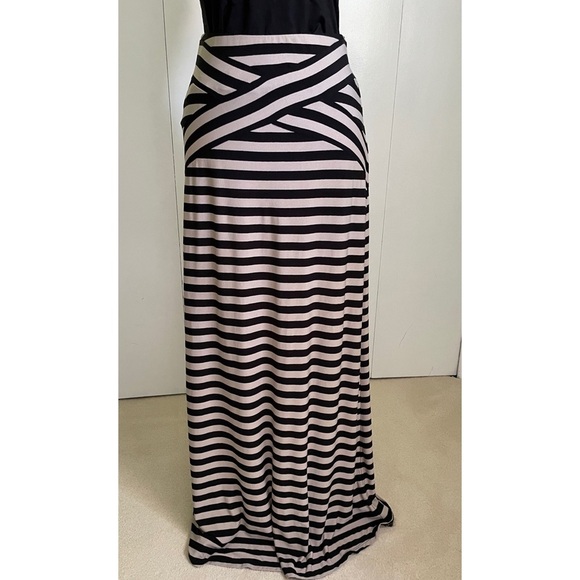 ECI NEW YORK MAXI SKIRT - Picture 4 of 5